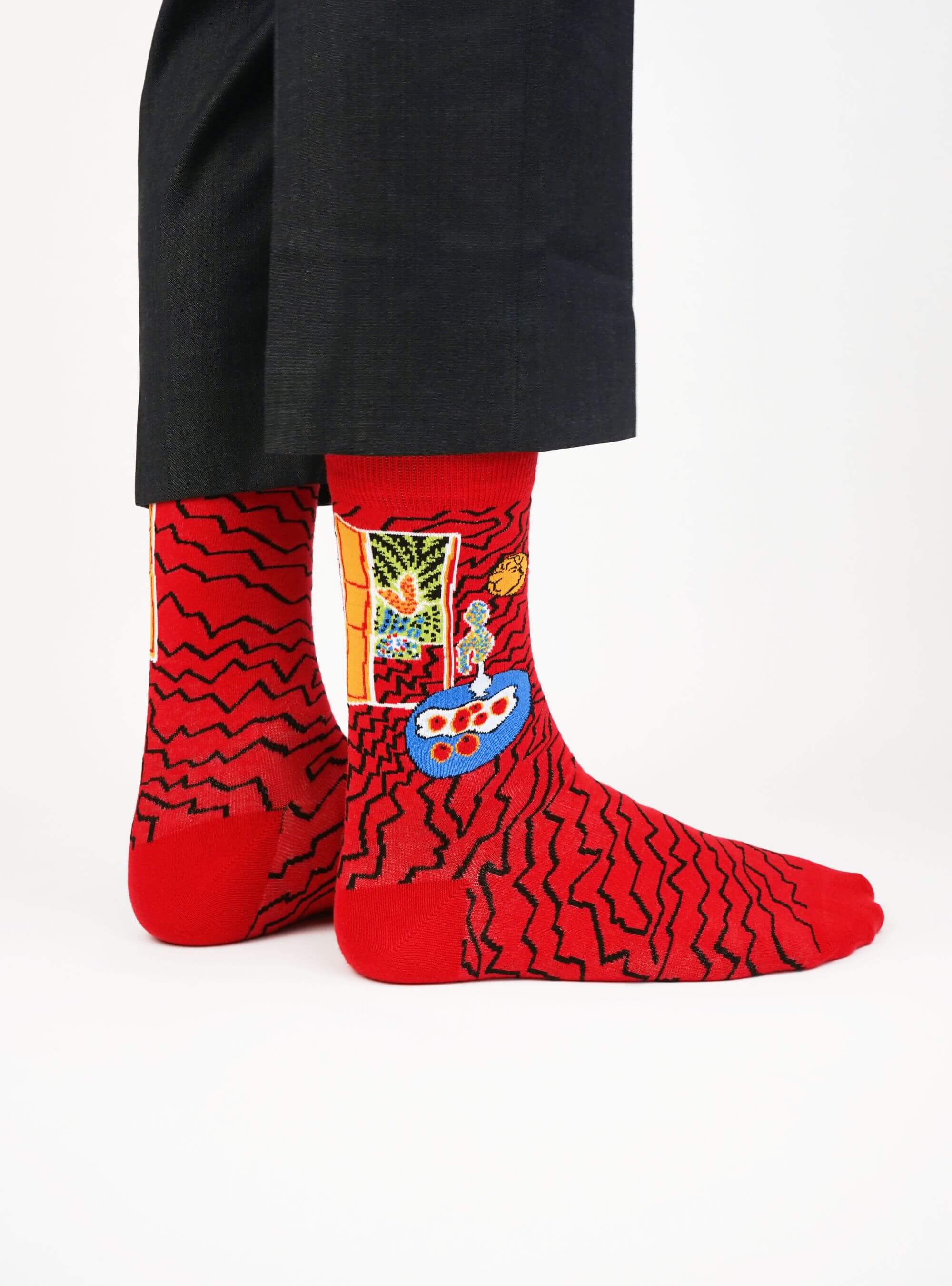 Rood interieur, stilleven op een blauwe tafel