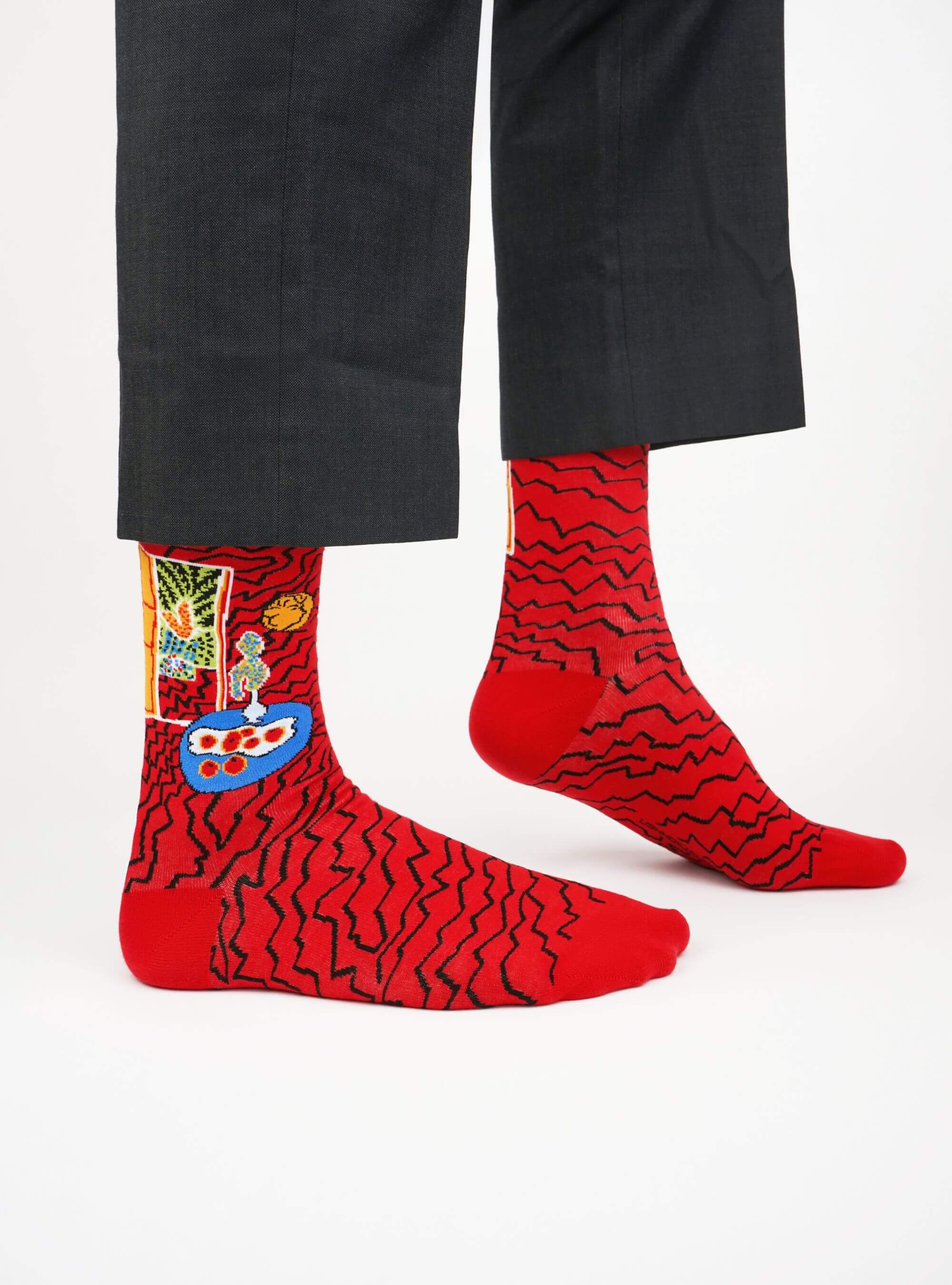 Rood interieur, stilleven op een blauwe tafel